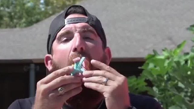 如果人不小心吞下口香糖，身体会发生什么变化，肠子会被粘住吗02