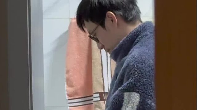 男子偷偷藏私房钱，从几张红的纠结到20块，这是他承受的极限了