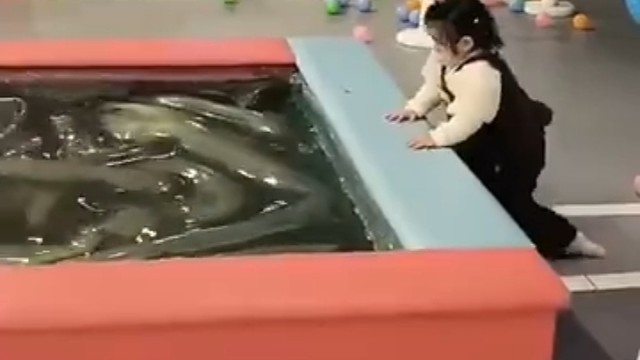 吓死我了 以为 小孩掉水池里了