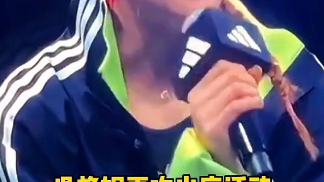 吴艳妮再次亮相活动现场，这身穿搭给打几分？