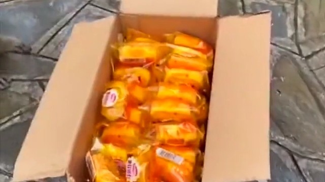 一堆猴子抢面包，只花9秒就抢光啦。