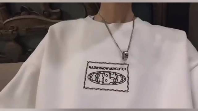 可以手牵着手嘛？
一起跨年嘛？