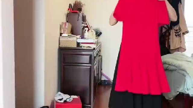 老婆拿衣服问男子好不好看，结果掉下的东西吓坏男子