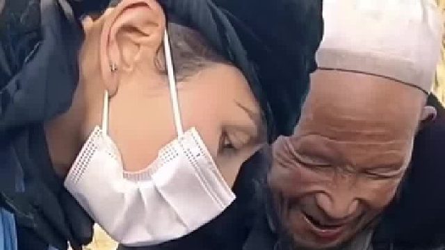 老人的家在地震中倒塌，志愿者怕老人不够吃又多加一碗