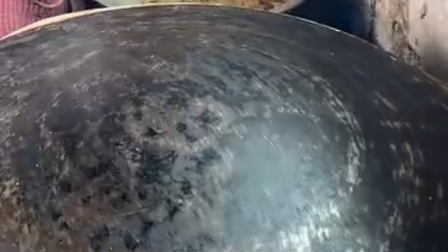 高手在民间，很多煎饼大师都在手工做