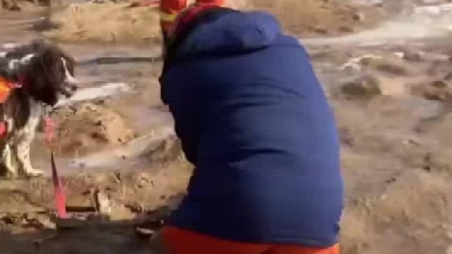 陷入淤泥艰难起身后他选择继续坚守