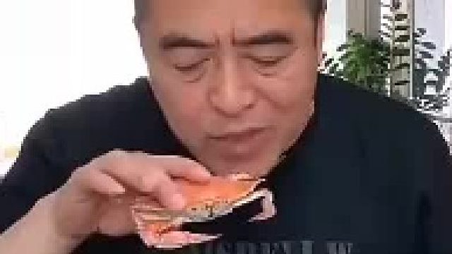 他硬是把螃蟹，吃出了馒头的感觉