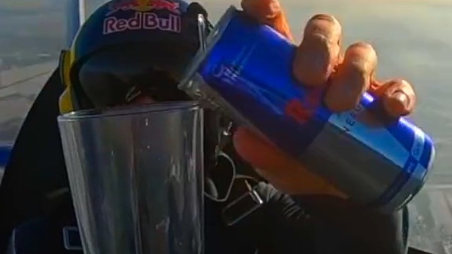 在旋转的飞机上喝饮料是什么体验？这背后的科学原理是什么？