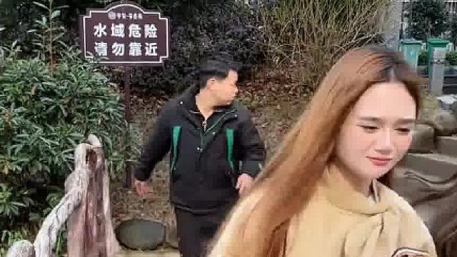 河边看见两位美女在看风景，故意整蛊一下她们，看看她俩啥反应