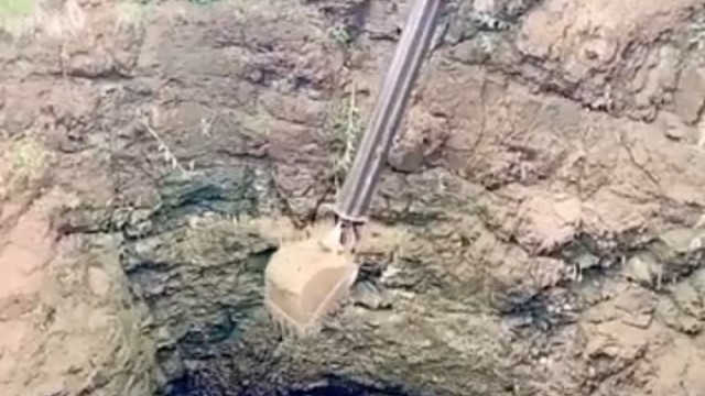 第一次见臂伸这么长的挖掘机