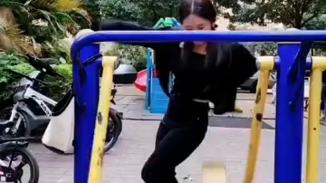 现实版摇股舞，你学废了吗