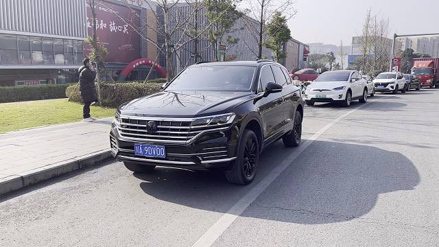 成都好大哥一手大众途锐，20年上户2.0T跑了六万多公里，新款原版原漆带底升