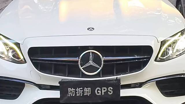 奔驰E300安装防拆抗屏蔽GPS定位防盗系统，开启屏蔽器自动锁车，换卡、扣卡、干扰锁车报警到手机