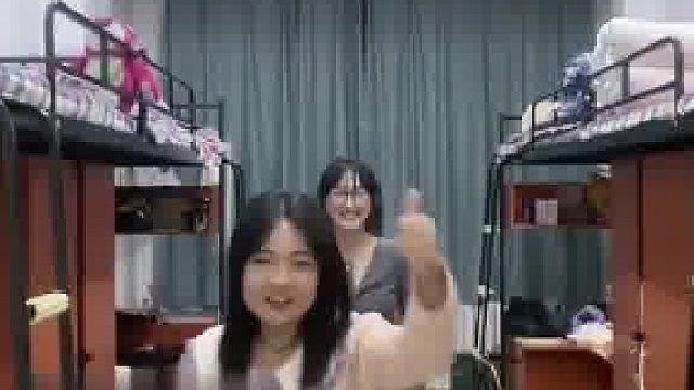高校寝室开始供暖，女生组团“说相声式”表白母校！网友：压力给到其他大学了