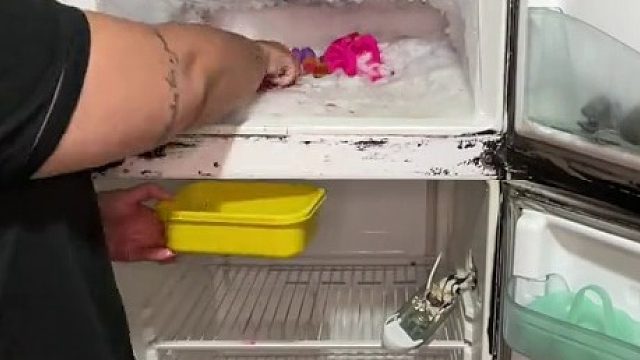 解压视频：清理家里杂乱的冰箱  经过一番收拾……果然干净多了