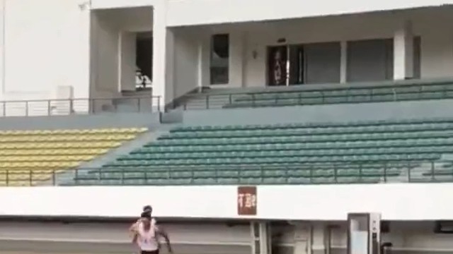 体育生正在练习短跑，突然一条狗窜出追他，这不速度一下就上去了～