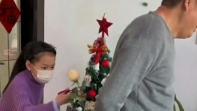老人把花偷偷藏在后面给老伴，“被孩子恶作剧把花朵给剪掉”，网友：人家坑爹，这娃儿坑爷