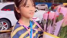 小女生独自出来卖花，两位男生想买下她手中全部的花，她却表示不需要“可怜”