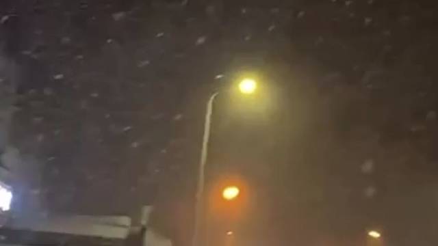 摆又摆不烂，卷又卷不赢，躺又躺不平，以至于那碗夹生的饭我咽了又咽。