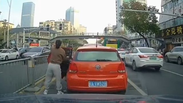 这种人真自私，真把马路当自己家了