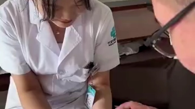 数到第三根的时候又给她悄悄摁回去了一根啊