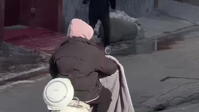 家门口积水成冰大爷进门受阻，多次换位置尝试结果摔了一大跤