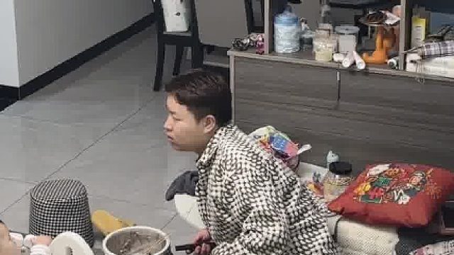 家里监控拍下的一幕，女人在家庭中的地位一目了然