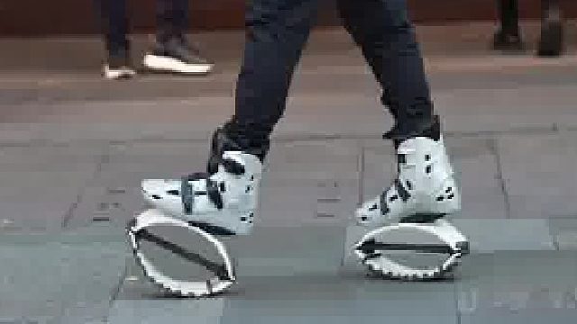 大爷一个月退休工资买的鞋子，羡慕了