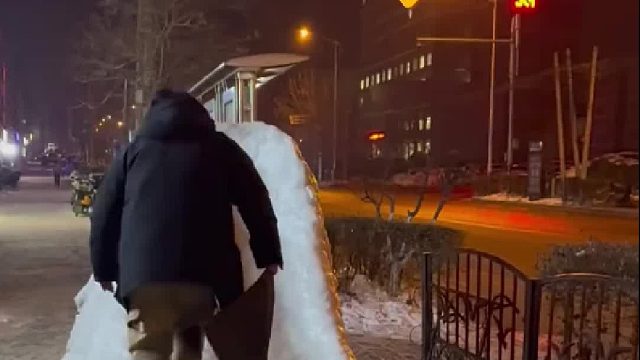 下雪后就该这么玩 白天孩子玩，晚上大孩子玩