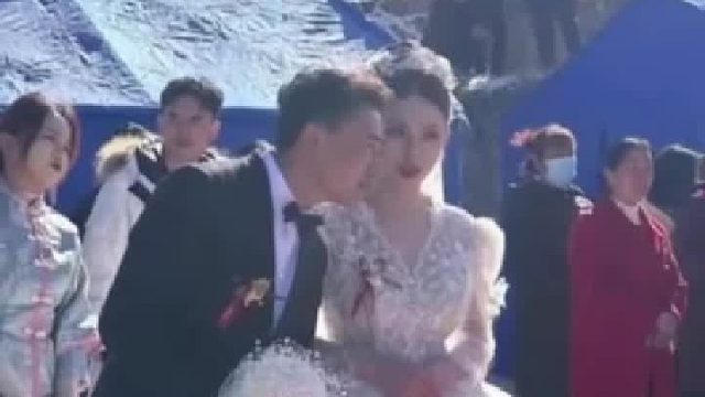 一场震后在废墟上的婚礼，家园没了，但是希望还在，祝福