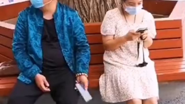 这位警察的举动让小伙子哭笑不得