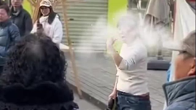 女生穿和服现身小吃街，大姐看不惯让其脱掉和服。随后发生争执后变成一场“对赌”