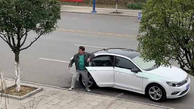 女子打滴滴突然不见了，司机下车四处寻找，网友：往天上看是什么意思