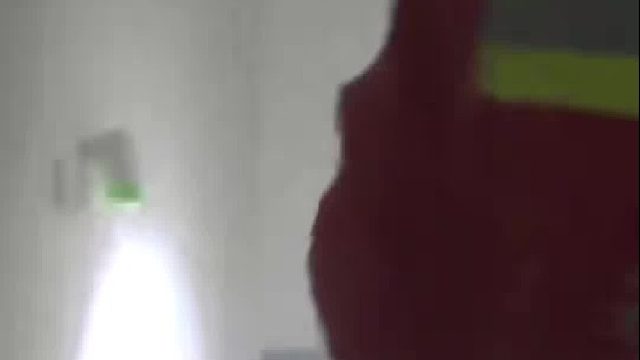 一女子在家烧炭轻生，消防员成功救出女子