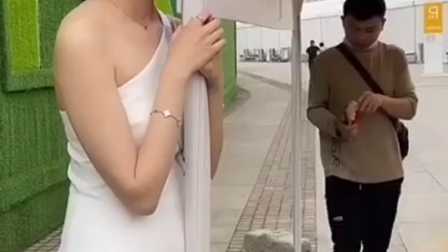 漂亮的美女。就算要饭也能要来