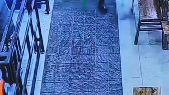 人都摔倒了，竟然还如此淡定，这不是一般人能做到的