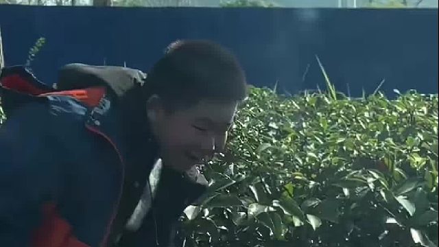 他们不因年龄的差距有代沟，也没有因为物质产生隔阂，羡慕这份纯真的友谊