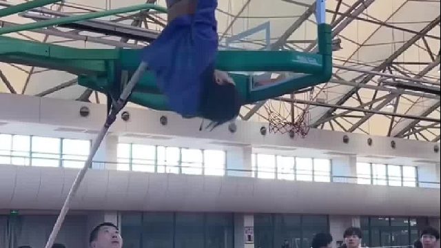 撑杆跳运动员在同伴协助下进行核心力量训练