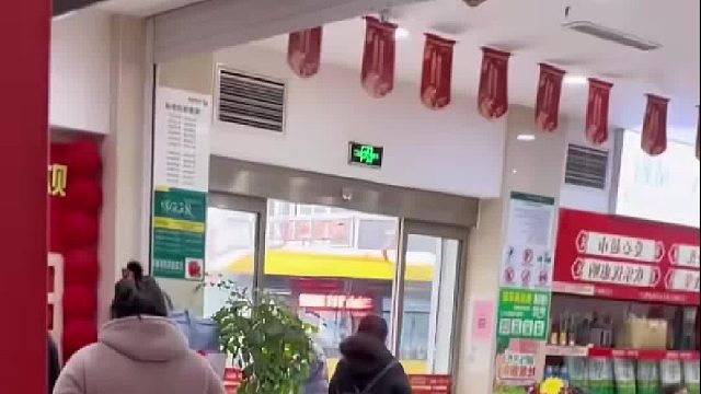 妈妈准备去银行存现金，发现儿子在办业务立马扭头离开