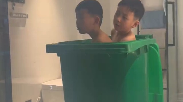 网友：终于实现了小时候的梦想，边泡澡边看电视！