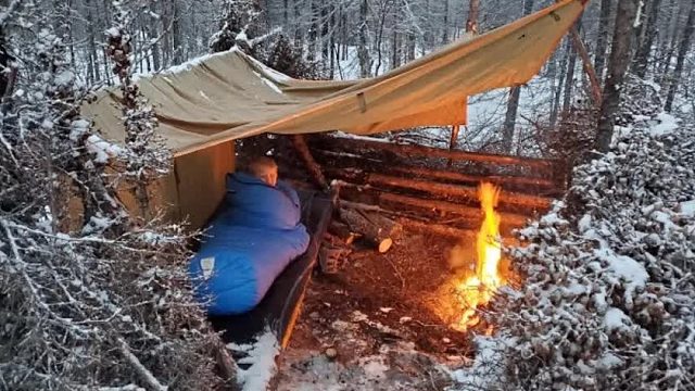 第一次带儿子挑战野外求生，最快速度搭建避难所，半夜还遭遇大雪