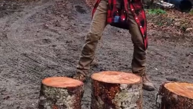 彪悍女生丝滑劈柴