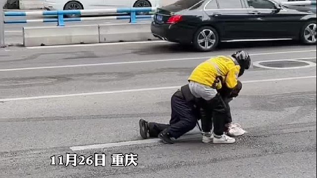 老人摔倒在路中间，外卖小哥停车出手相助