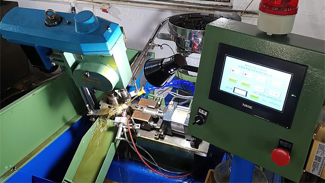 工丂铜螺母自动攻牙