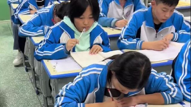 如果一个笑点低的人去当老师不得笑死