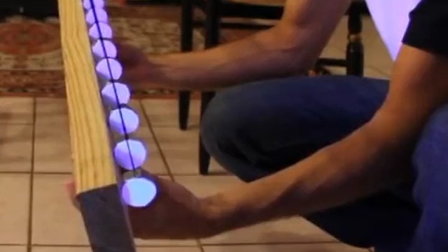 单摆波由15个摆组成，会经历行波、驻波、杂乱运动三个阶段