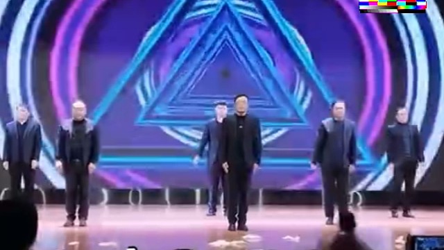 校领导元旦晚会为学生们跳科目三