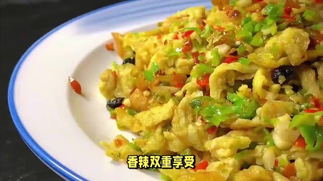 鸡蛋辣椒怎么炒好吃？香气四溢，香辣美味！让您的餐桌狂欢不停！