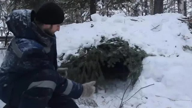 大雪纷飞中挑战无装备野外求生，小伙最快的速度，搭建出巨型鸟笼
