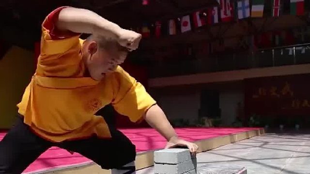 徒手劈砖是什么原理，了解这些力学知识，你也能分分钟手劈红砖02